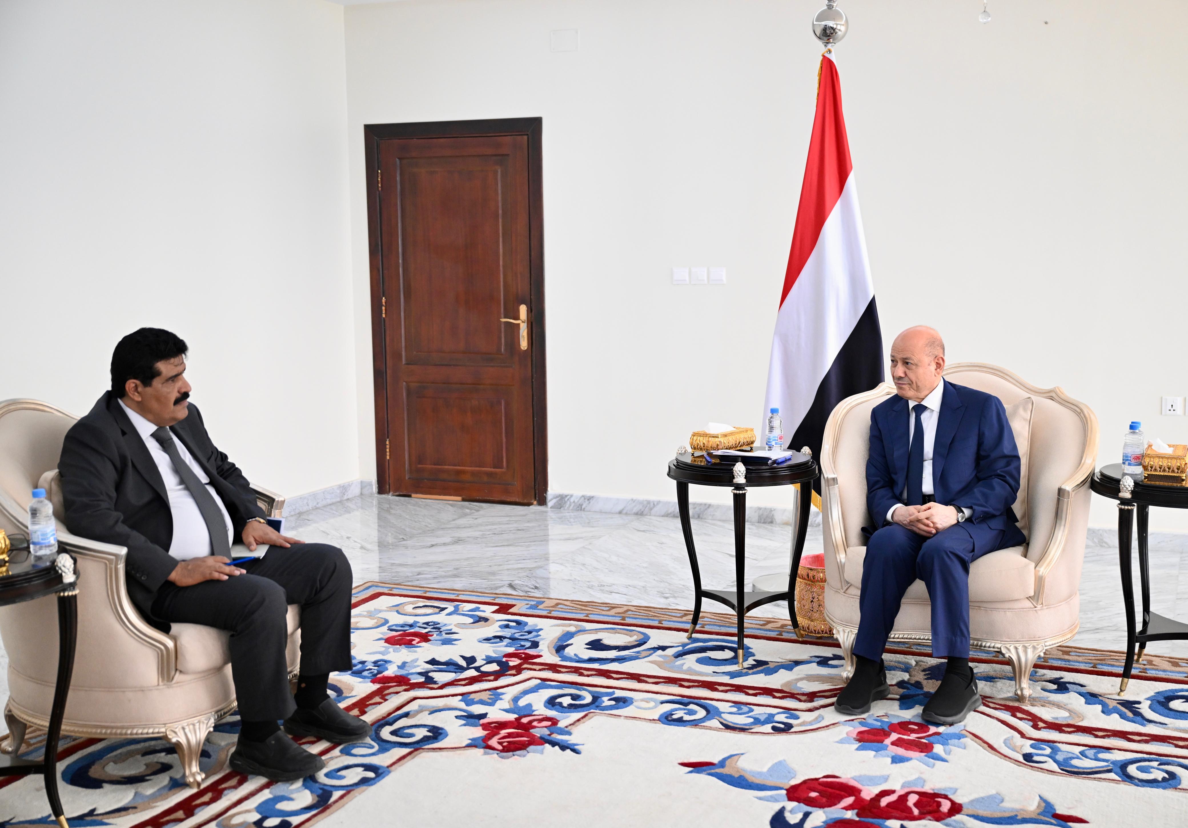 العليمي يستقبل قيادات المكتب السياسي للمقاومة الوطنية التابعين لطارق صالح العليمي يستقبل قيادات المكتب السياسي للمقاومة الوطنية التابعين لطارق صالح