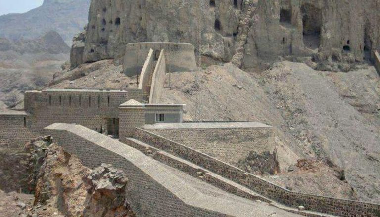 تقرير مصوّر : قلعة الغدير التاريخية بعدن .. الحصن المنسي على عرش "أبو قيامة" - تقرير مصوّر : قلعة الغدير التاريخية بعدن .. الحصن المنسي على عرش "أبو قيامة" -