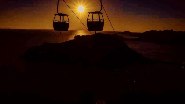 تقرير مصوّر : قلعة الغدير التاريخية بعدن .. الحصن المنسي على عرش "أبو قيامة" - تقرير مصوّر : قلعة الغدير التاريخية بعدن .. الحصن المنسي على عرش "أبو قيامة" -