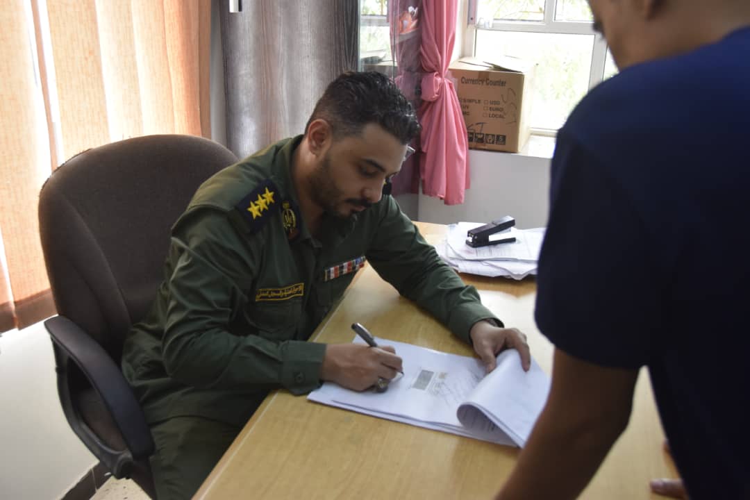 نائب مدير الأحوال المدنية بمديرية البريقة النقيب جميل سند : استخرجنا ما يقارب 4375 بطاقة ذكية ونراعي ظروف كبار السن - نائب مدير الأحوال المدنية بمديرية البريقة النقيب جميل سند : استخرجنا ما يقارب 4375 بطاقة ذكية ونراعي ظروف كبار السن -