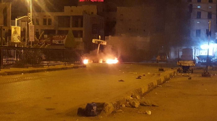 محتجون يحاولون اقتحام مجمع الدوائر الحكومية بسيئون تنديدًا بتردي الأوضاع المعيشية محتجون يحاولون اقتحام مجمع الدوائر الحكومية بسيئون تنديدًا بتردي الأوضاع المعيشية