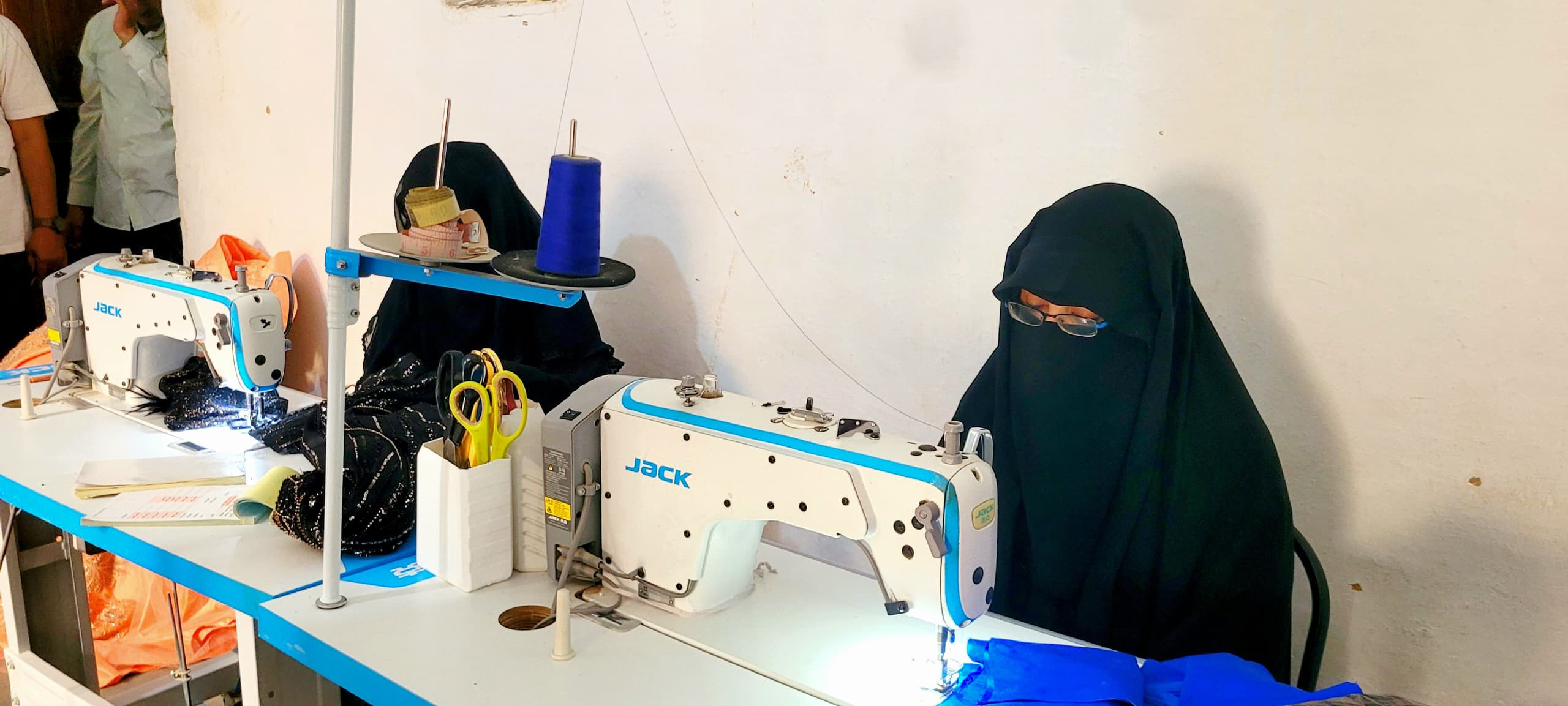 انتقالي تريم يدعم مشغل العيدروس بأدوات ومستلزمات الخياطة والتطريز انتقالي تريم يدعم مشغل العيدروس بأدوات ومستلزمات الخياطة والتطريز