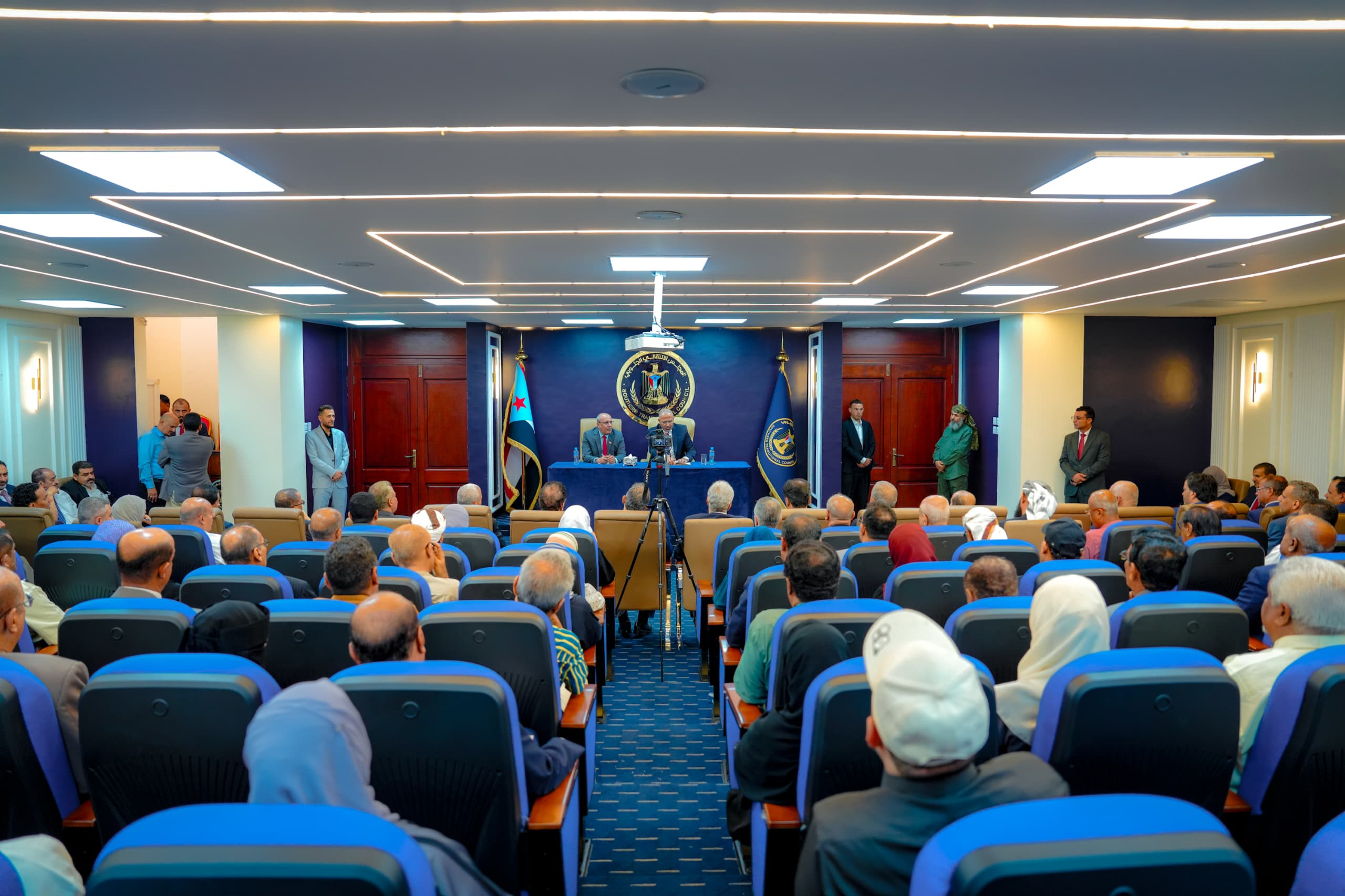 الرئيس الزُبيدي يرأس اجتماعاً موسعاً لقيادات المجلس الانتقالي الجنوبي الرئيس الزُبيدي يرأس اجتماعاً موسعاً لقيادات المجلس الانتقالي الجنوبي