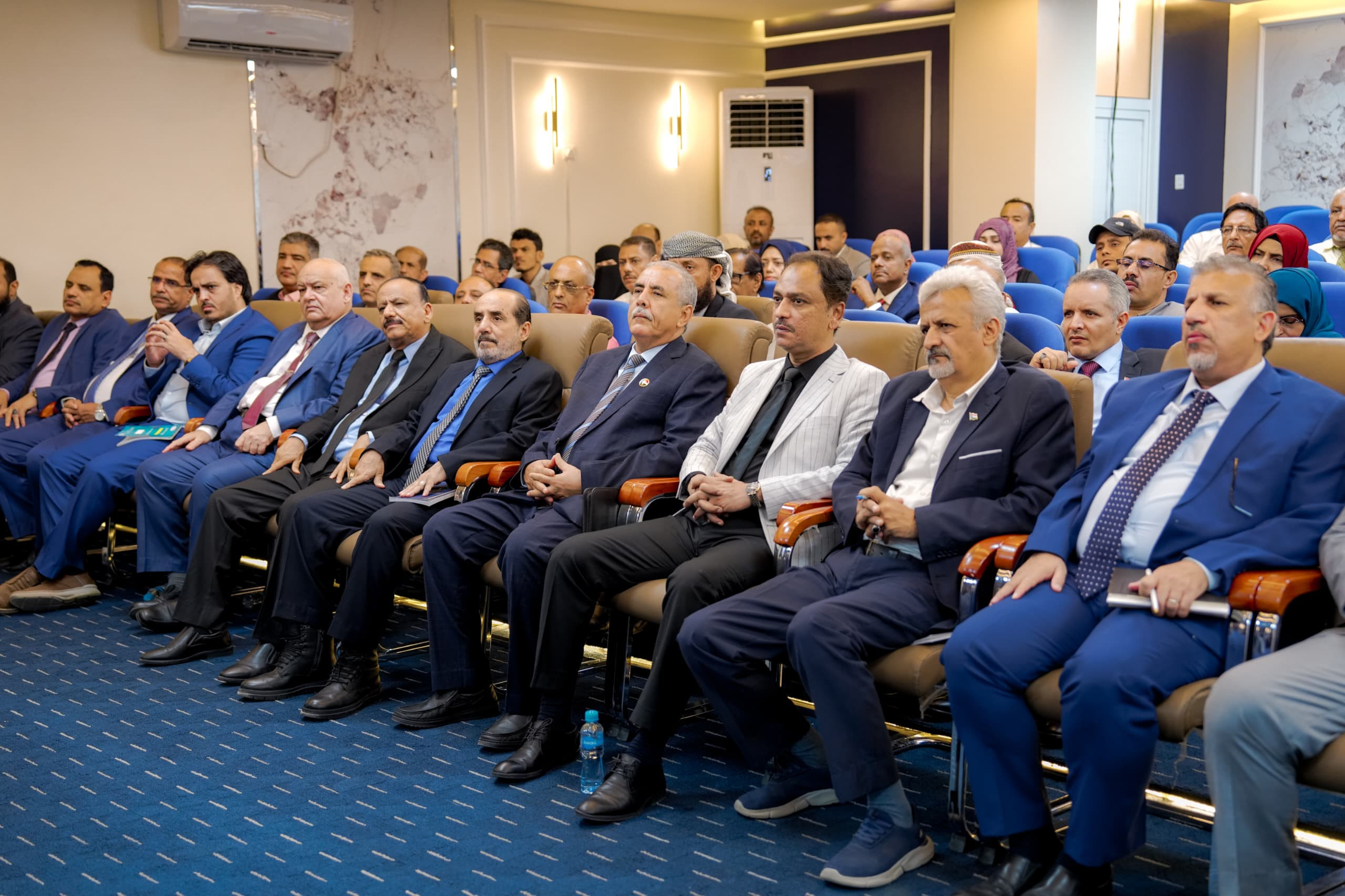 الرئيس الزُبيدي يرأس اجتماعاً موسعاً لقيادات المجلس الانتقالي الجنوبي الرئيس الزُبيدي يرأس اجتماعاً موسعاً لقيادات المجلس الانتقالي الجنوبي