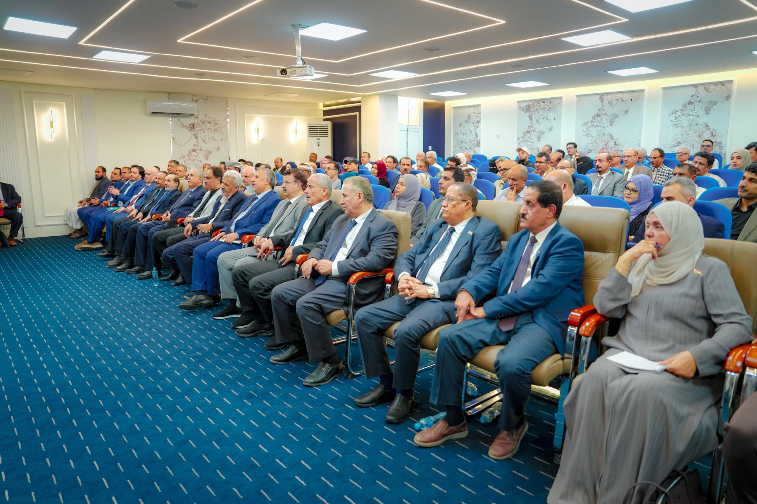 الرئيس الزُبيدي يرأس اجتماعاً موسعاً لقيادات المجلس الانتقالي الجنوبي الرئيس الزُبيدي يرأس اجتماعاً موسعاً لقيادات المجلس الانتقالي الجنوبي