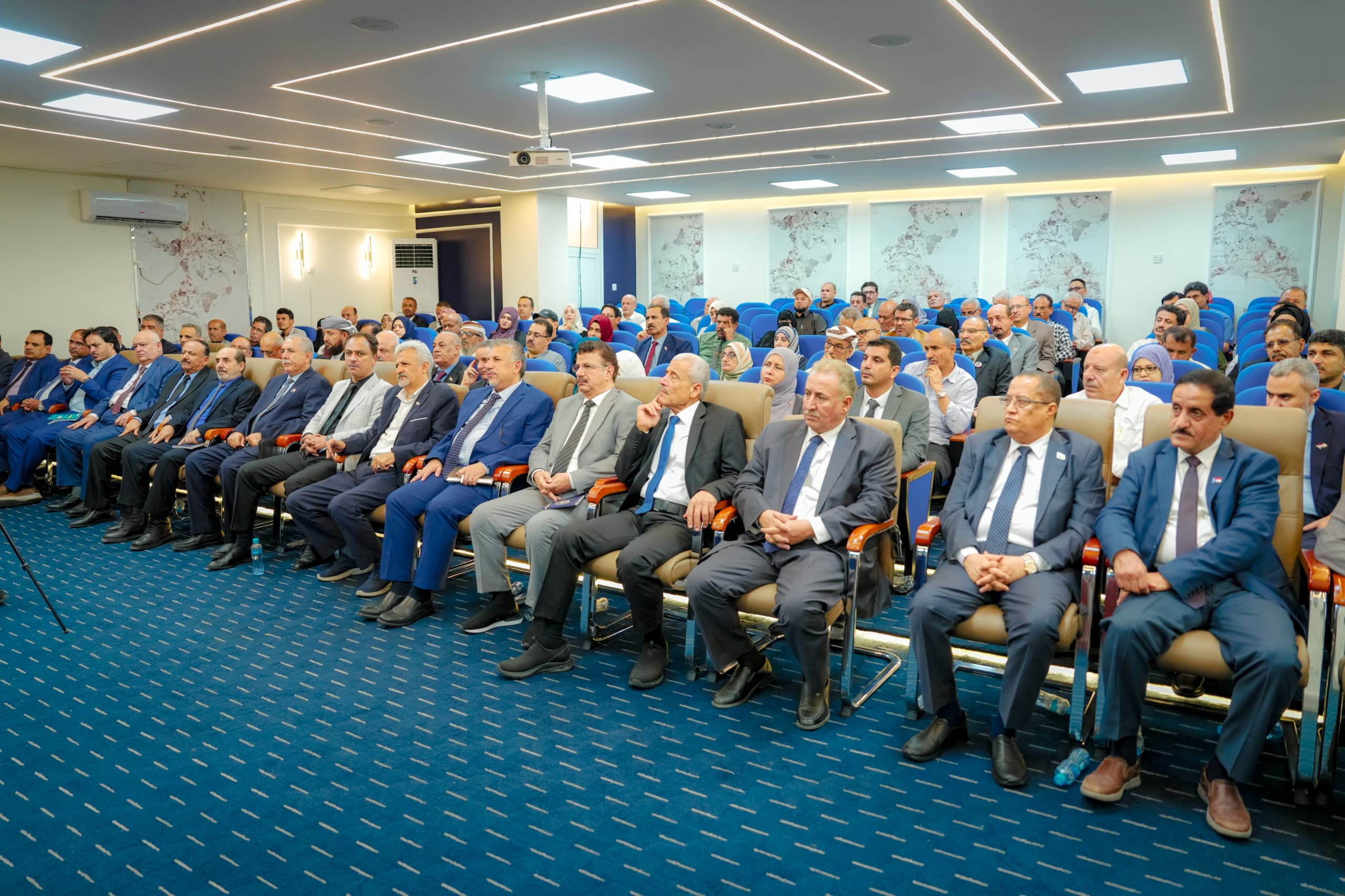 الرئيس الزُبيدي يرأس اجتماعاً موسعاً لقيادات المجلس الانتقالي الجنوبي الرئيس الزُبيدي يرأس اجتماعاً موسعاً لقيادات المجلس الانتقالي الجنوبي