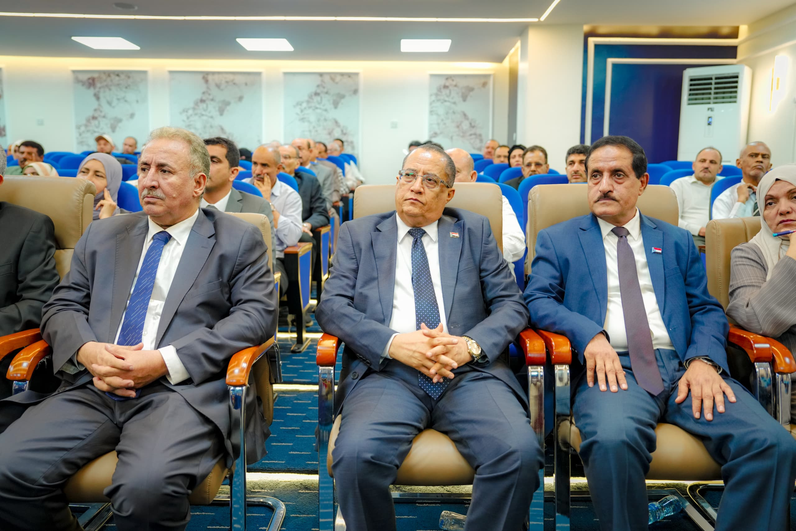 الرئيس الزُبيدي يرأس اجتماعاً موسعاً لقيادات المجلس الانتقالي الجنوبي الرئيس الزُبيدي يرأس اجتماعاً موسعاً لقيادات المجلس الانتقالي الجنوبي