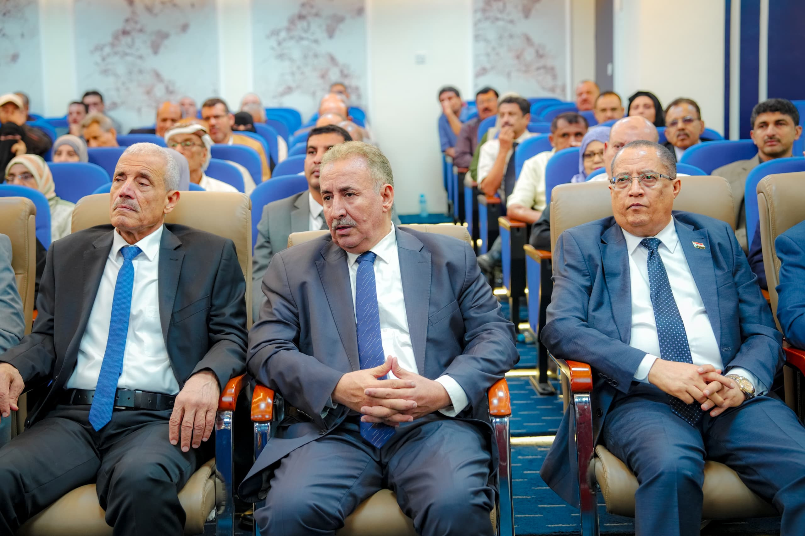 الرئيس الزُبيدي يرأس اجتماعاً موسعاً لقيادات المجلس الانتقالي الجنوبي الرئيس الزُبيدي يرأس اجتماعاً موسعاً لقيادات المجلس الانتقالي الجنوبي