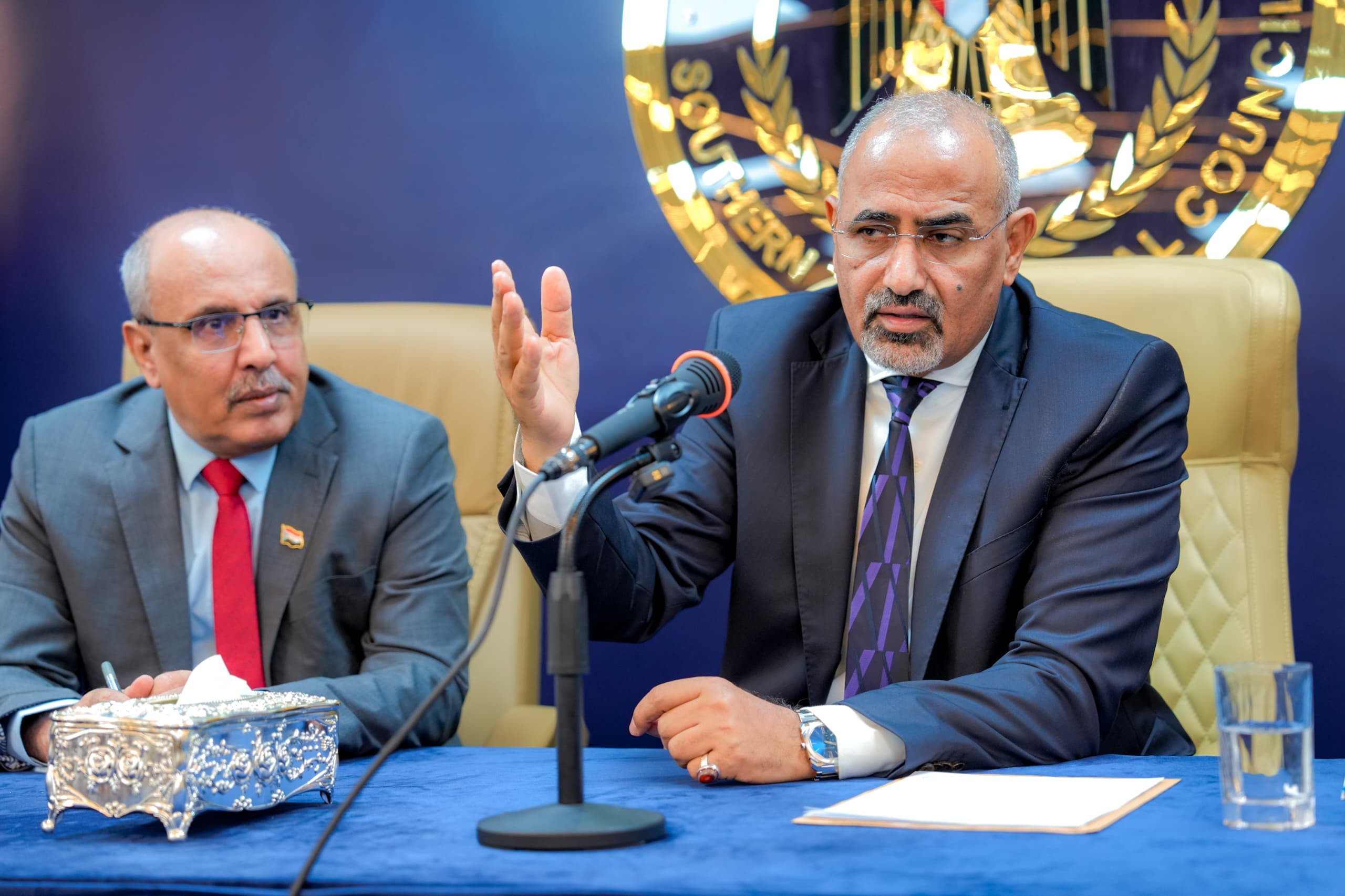 الرئيس الزُبيدي يرأس اجتماعاً موسعاً لقيادات المجلس الانتقالي الجنوبي الرئيس الزُبيدي يرأس اجتماعاً موسعاً لقيادات المجلس الانتقالي الجنوبي