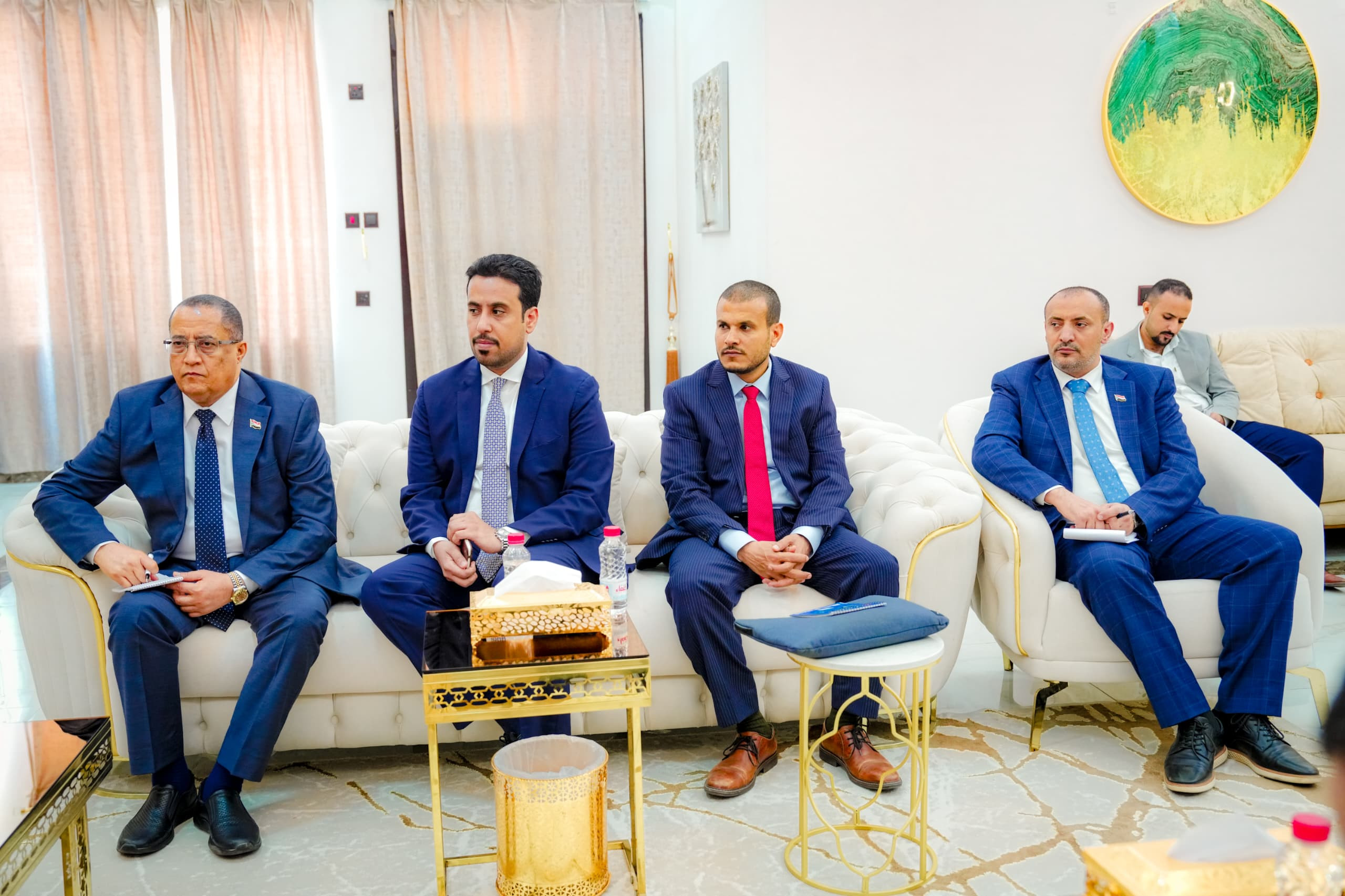 الرئيس الزُبيدي يبحث مع سفيرة فرنسا تطورات المشهد السياسي والاقتصادي في البلاد الرئيس الزُبيدي يبحث مع سفيرة فرنسا تطورات المشهد السياسي والاقتصادي في البلاد