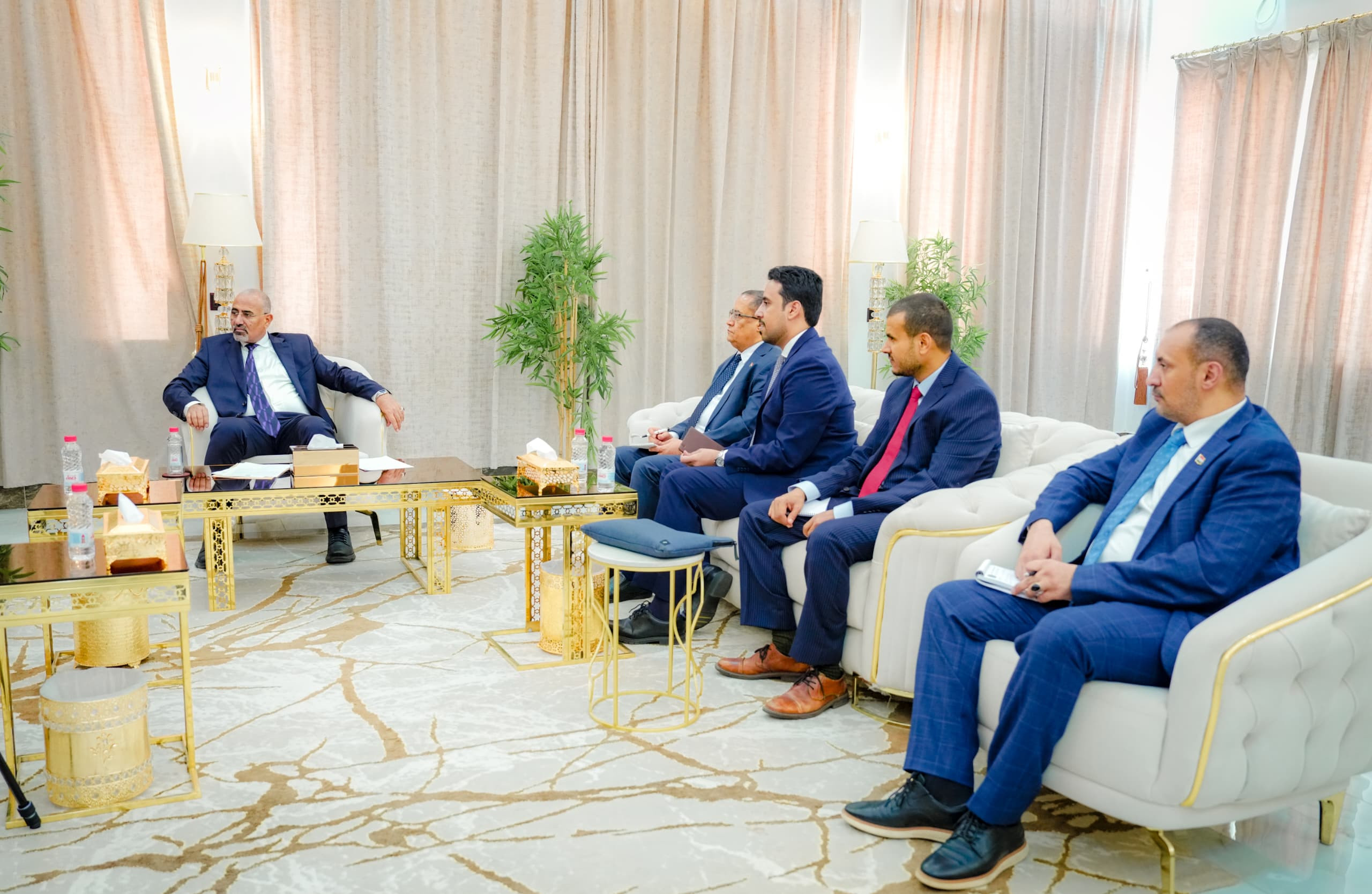 الرئيس الزُبيدي يبحث مع سفيرة فرنسا تطورات المشهد السياسي والاقتصادي في البلاد الرئيس الزُبيدي يبحث مع سفيرة فرنسا تطورات المشهد السياسي والاقتصادي في البلاد