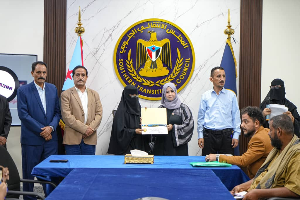 الأمانة العامة تكرم المعلمين المتميزين والطلاب المبتكرين في محافظة لحج الأمانة العامة تكرم المعلمين المتميزين والطلاب المبتكرين في محافظة لحج