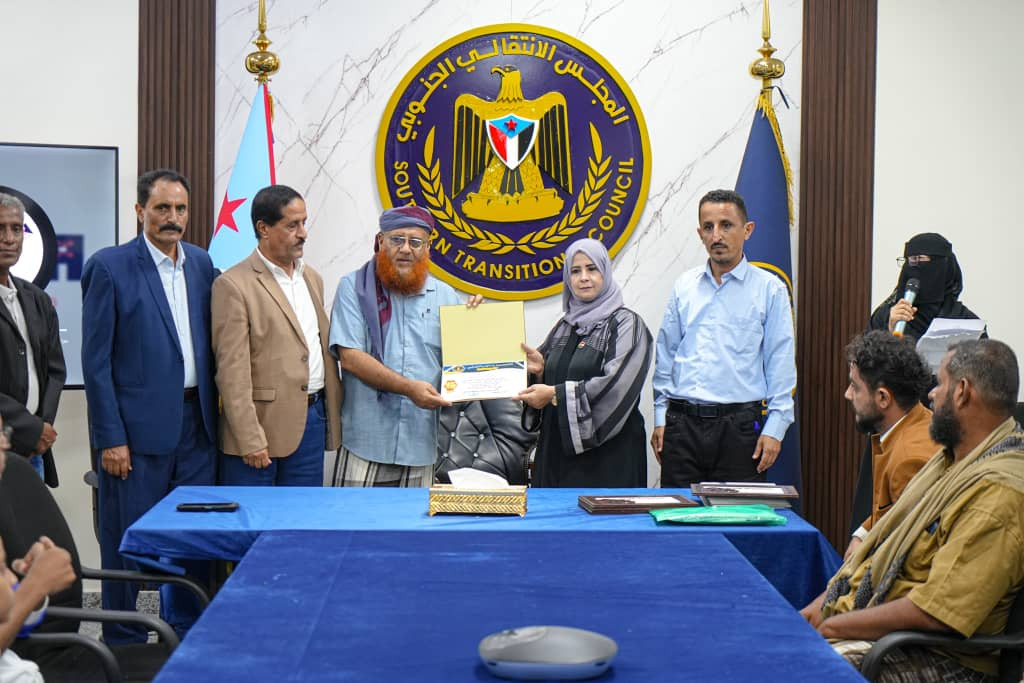 الأمانة العامة تكرم المعلمين المتميزين والطلاب المبتكرين في محافظة لحج الأمانة العامة تكرم المعلمين المتميزين والطلاب المبتكرين في محافظة لحج