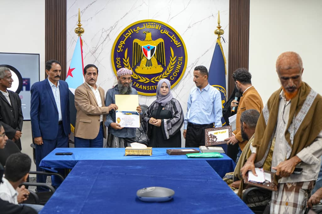 الأمانة العامة تكرم المعلمين المتميزين والطلاب المبتكرين في محافظة لحج الأمانة العامة تكرم المعلمين المتميزين والطلاب المبتكرين في محافظة لحج