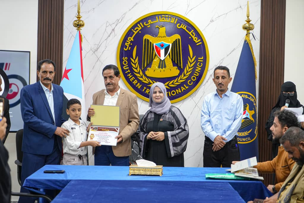 الأمانة العامة تكرم المعلمين المتميزين والطلاب المبتكرين في محافظة لحج الأمانة العامة تكرم المعلمين المتميزين والطلاب المبتكرين في محافظة لحج