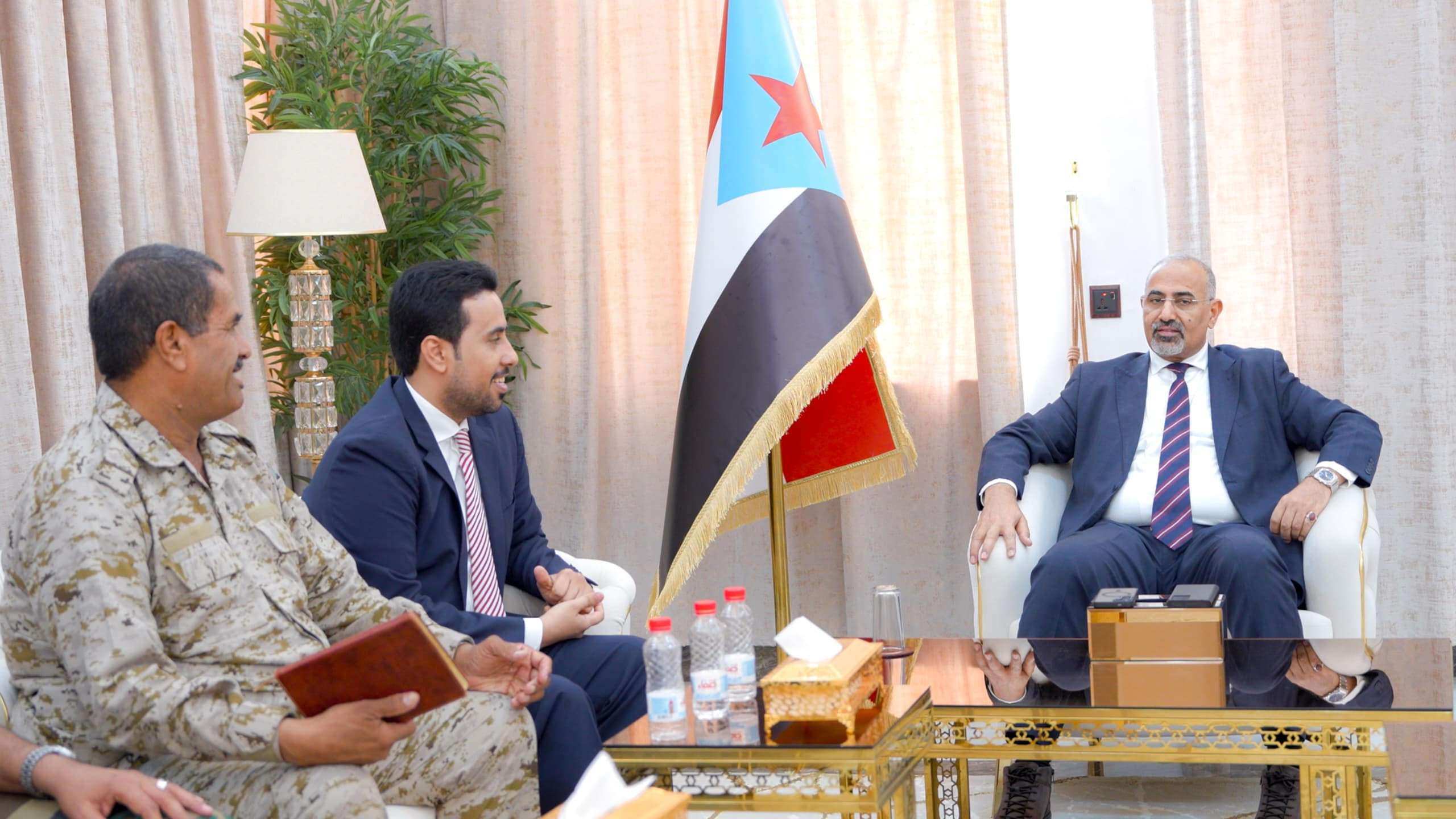 الرئيس الزُبيدي يرأس اجتماعًا بقيادة قوات دفاع شبوة الرئيس الزُبيدي يرأس اجتماعًا بقيادة قوات دفاع شبوة