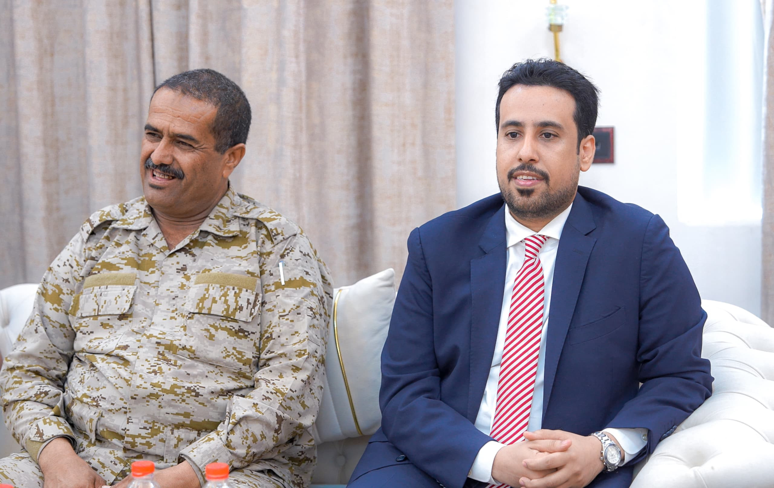 الرئيس الزُبيدي يرأس اجتماعًا بقيادة قوات دفاع شبوة الرئيس الزُبيدي يرأس اجتماعًا بقيادة قوات دفاع شبوة