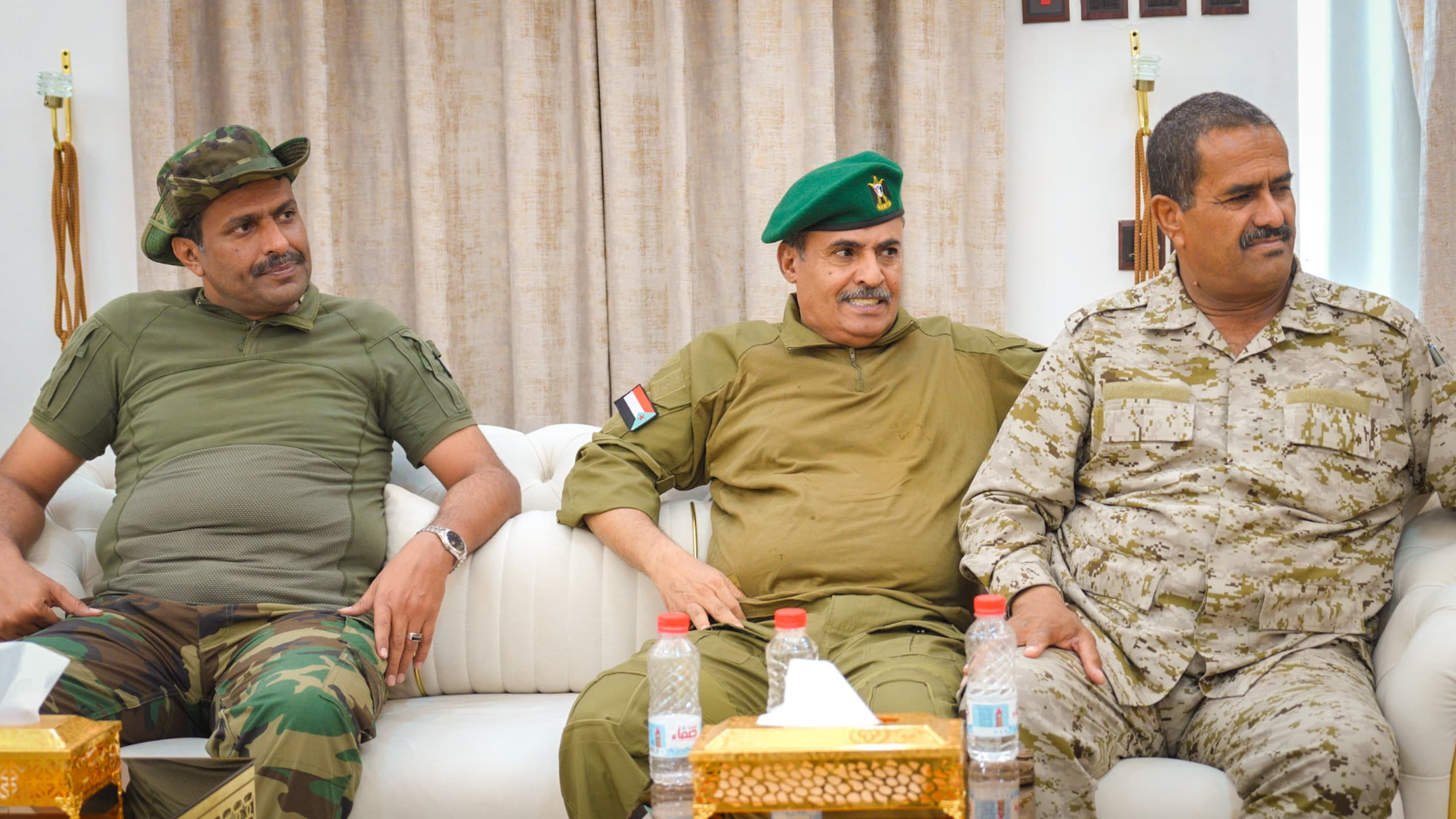 الرئيس الزُبيدي يرأس اجتماعًا بقيادة قوات دفاع شبوة الرئيس الزُبيدي يرأس اجتماعًا بقيادة قوات دفاع شبوة