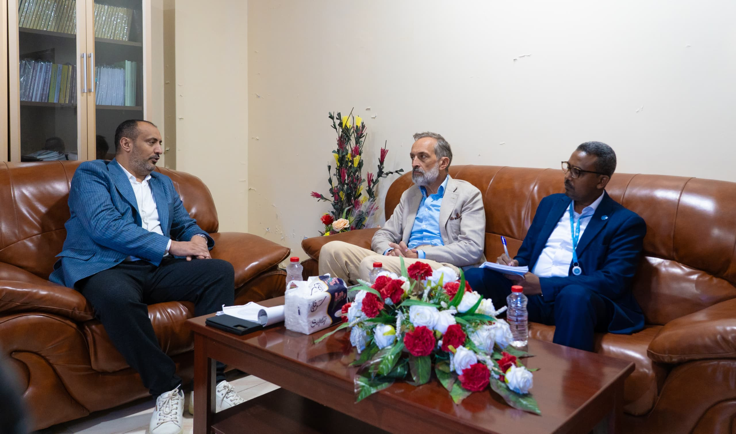 الشرفي يبحث مع منسق الأمم المتحدة سبل تعزيز التعاون الإنساني والتنموي وتسهيل عمل المنظمات الدولية في الجنوب الشرفي يبحث مع منسق الأمم المتحدة سبل تعزيز التعاون الإنساني والتنموي وتسهيل عمل المنظمات الدولية في الجنوب