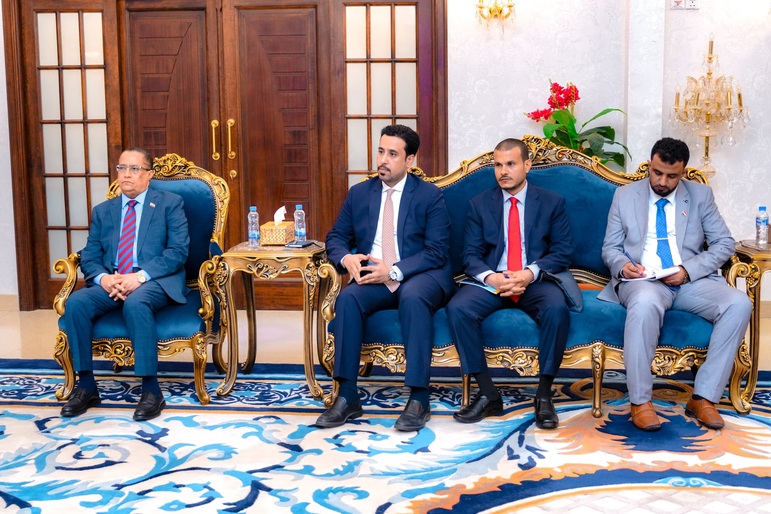 الرئيس الزُبيدي يؤكد حاجة بلادنا إلى الخبرات الصينية لإعادة تأهيل قطاع الكهرباء الرئيس الزُبيدي يؤكد حاجة بلادنا إلى الخبرات الصينية لإعادة تأهيل قطاع الكهرباء