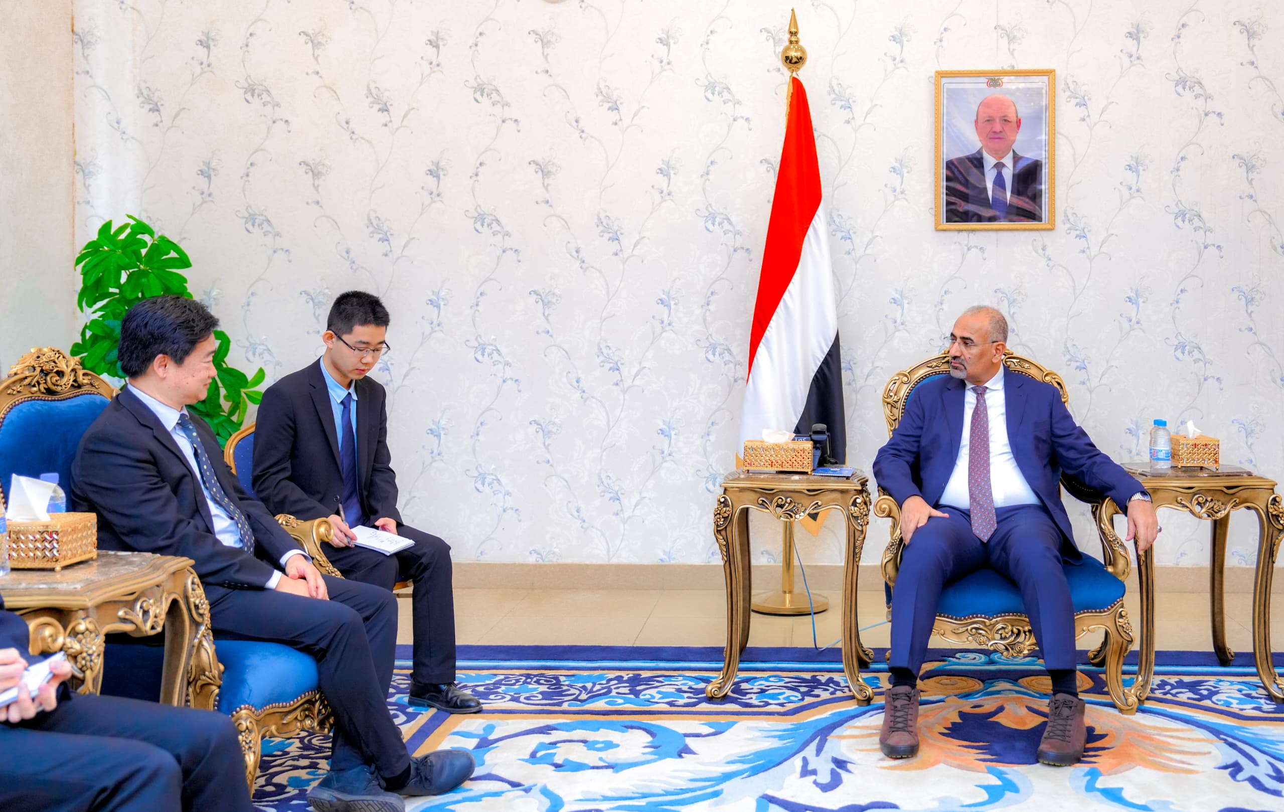 الرئيس الزُبيدي يؤكد حاجة بلادنا إلى الخبرات الصينية لإعادة تأهيل قطاع الكهرباء الرئيس الزُبيدي يؤكد حاجة بلادنا إلى الخبرات الصينية لإعادة تأهيل قطاع الكهرباء