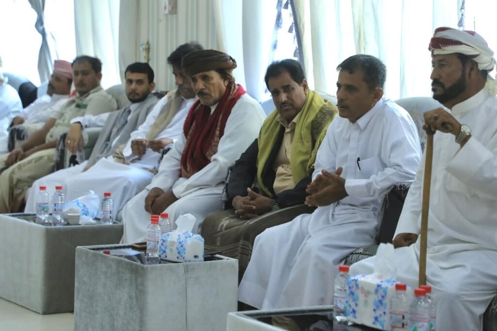 ضمن سلسلة من اللقاءات.. محافظ المهرة يعقد اجتماعًا موسعًا مع قيادات الأحزاب والمكونات السياسية بالمحافظة ضمن سلسلة من اللقاءات.. محافظ المهرة يعقد اجتماعًا موسعًا مع قيادات الأحزاب والمكونات السياسية بالمحافظة