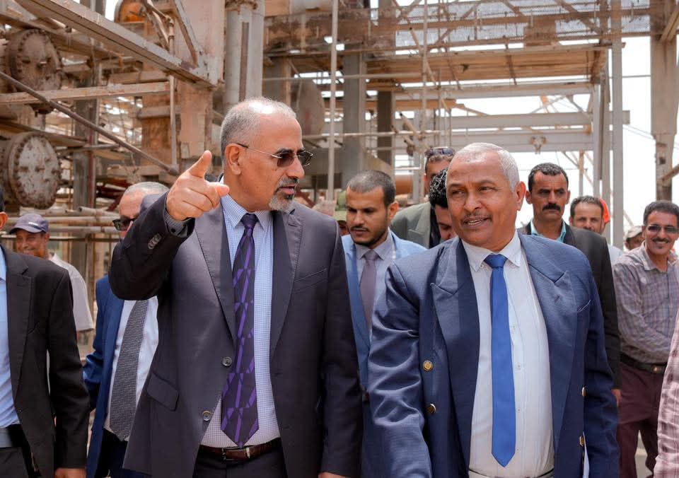 الرئيس الزُبيدي يتفقد سير الأعمال الجارية لإعادة تشغيل مصافي عدن - الرئيس الزُبيدي يتفقد سير الأعمال الجارية لإعادة تشغيل مصافي عدن -