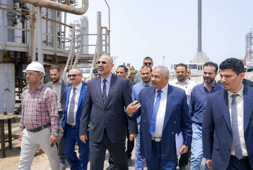 الرئيس الزُبيدي يتفقد سير الأعمال الجارية لإعادة تشغيل مصافي عدن - الرئيس الزُبيدي يتفقد سير الأعمال الجارية لإعادة تشغيل مصافي عدن -
