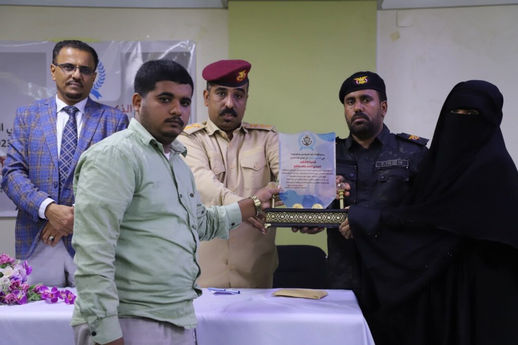 برعاية المحافظ بن ماضي.. وبحضور الأمين العام.. حضرموت تُكرّم شهيد الواجب الجندي "أحمد بانافع" في الذكرى السنوية الثانية لاستشهاده برعاية المحافظ بن ماضي.. وبحضور الأمين العام.. حضرموت تُكرّم شهيد الواجب الجندي "أحمد بانافع" في الذكرى السنوية الثانية لاستشهاده