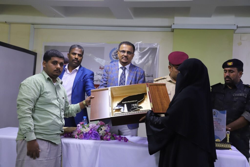 برعاية المحافظ بن ماضي.. وبحضور الأمين العام.. حضرموت تُكرّم شهيد الواجب الجندي "أحمد بانافع" في الذكرى السنوية الثانية لاستشهاده برعاية المحافظ بن ماضي.. وبحضور الأمين العام.. حضرموت تُكرّم شهيد الواجب الجندي "أحمد بانافع" في الذكرى السنوية الثانية لاستشهاده