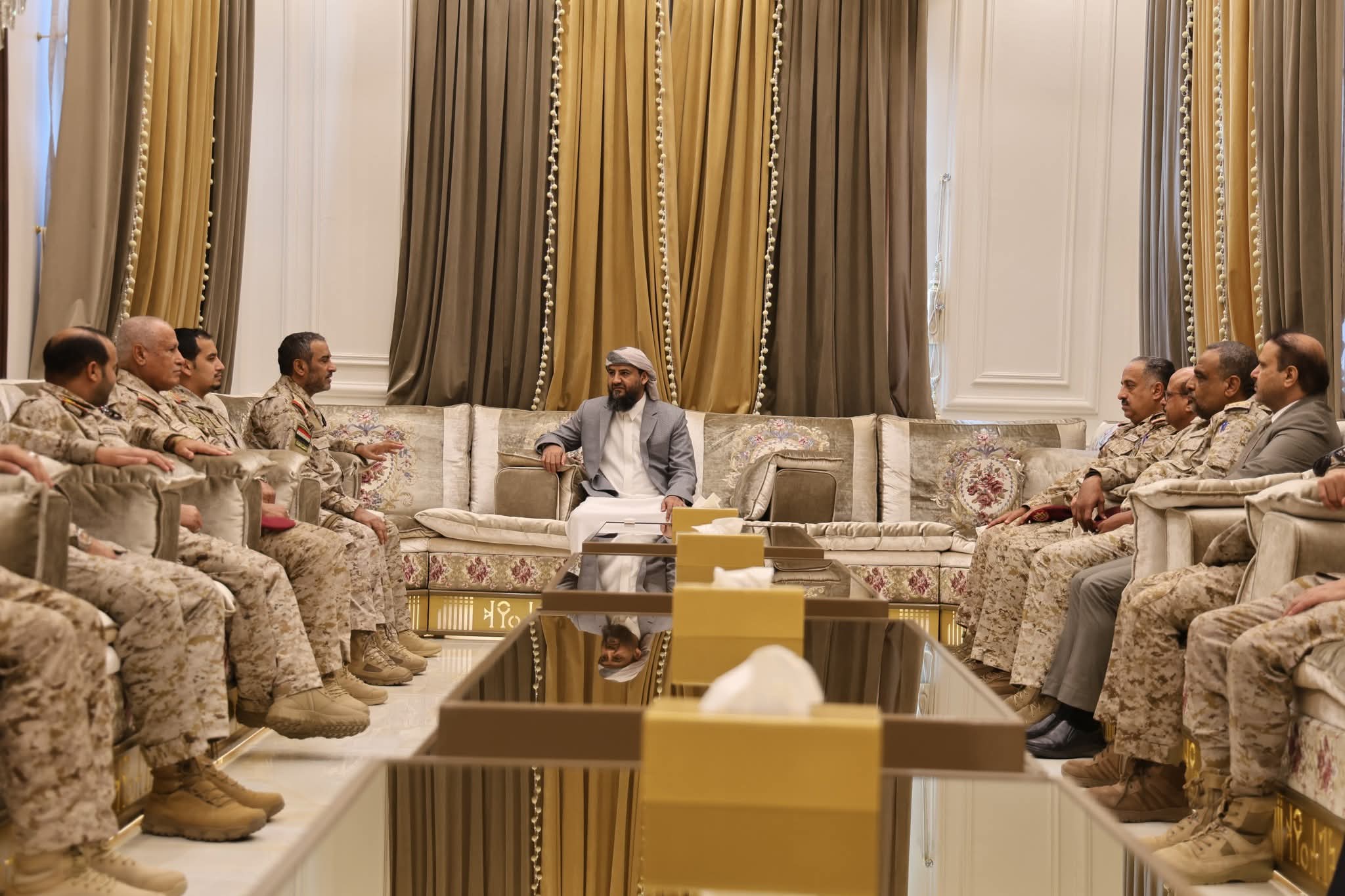 خلال ترأسه اجتماعا عسكريا..المحرّمي: سقوط الحوثي بات وشيكاً والجيش على أهبة الاستعداد خلال ترأسه اجتماعا عسكريا..المحرّمي: سقوط الحوثي بات وشيكاً والجيش على أهبة الاستعداد