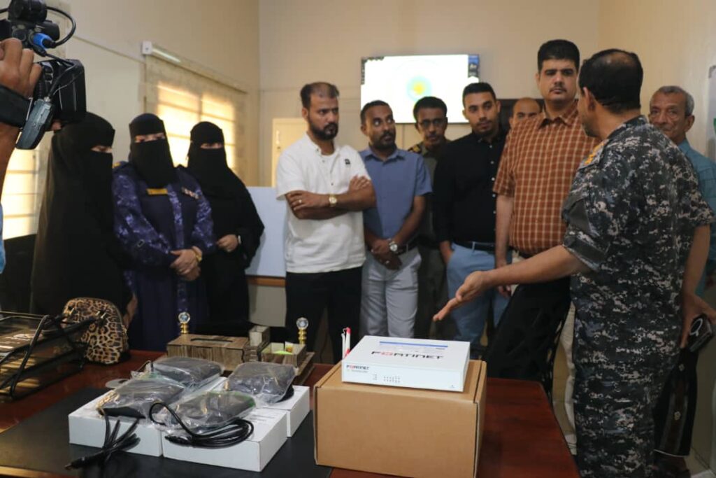 المهندس العمري ومنتدى التنمية السياسية يدشنان انشاء قسم خاص لمكافحة الابتزاز الالكتروني وتوفير اجهزة تقنية لمديرية امن المكلا ومنظومة طاقة شمسية للمديرية وادارة مكافحة المخدرات المهندس العمري ومنتدى التنمية السياسية يدشنان انشاء قسم خاص لمكافحة الابتزاز الالكتروني وتوفير اجهزة تقنية لمديرية امن المكلا ومنظومة طاقة شمسية للمديرية وادارة مكافحة المخدرات