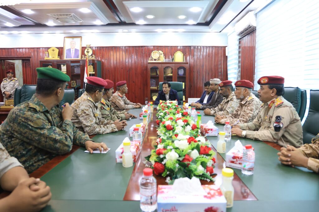 محافظ المهرة وقائد المنطقة العسكرية الثانية يبحثان مستجدات الأوضاع الأمنية والعسكرية بالمحافظة محافظ المهرة وقائد المنطقة العسكرية الثانية يبحثان مستجدات الأوضاع الأمنية والعسكرية بالمحافظة