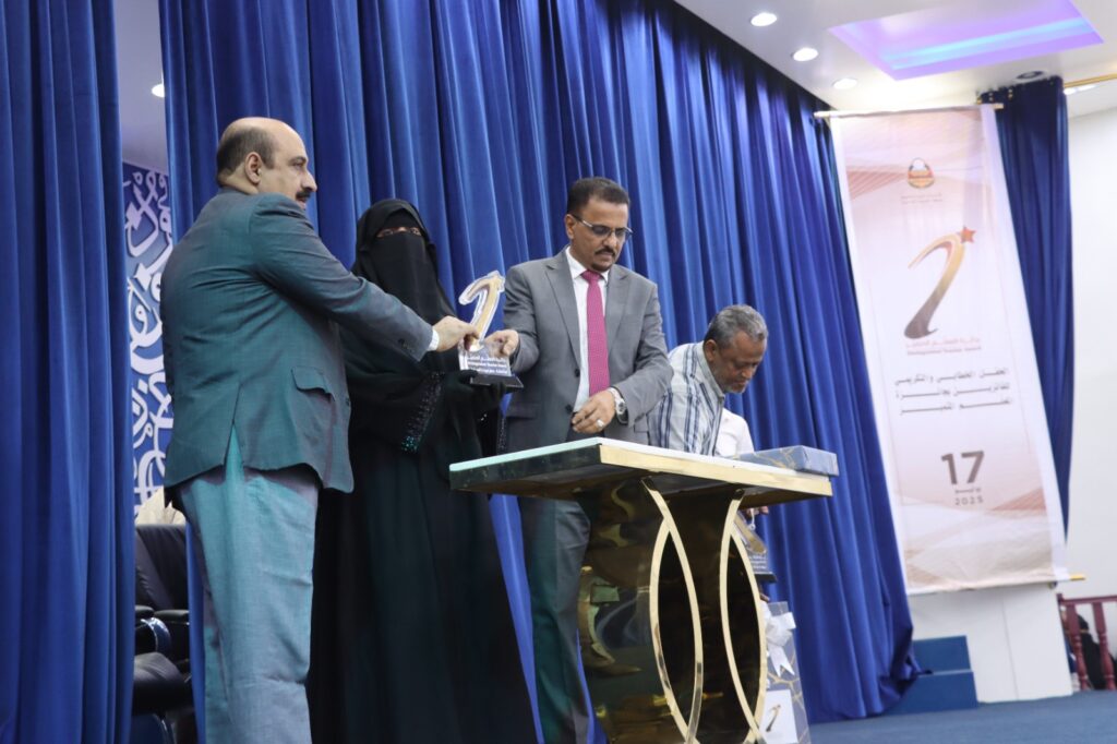 برعاية المحافظ بن ماضي .. الأمين العام لمحلي حضرموت يشهد ويكرم الفائزين بجائزة حضرموت للمعلم المتميز لعام 2025 برعاية المحافظ بن ماضي .. الأمين العام لمحلي حضرموت يشهد ويكرم الفائزين بجائزة حضرموت للمعلم المتميز لعام 2025