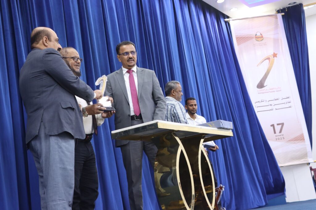 برعاية المحافظ بن ماضي .. الأمين العام لمحلي حضرموت يشهد ويكرم الفائزين بجائزة حضرموت للمعلم المتميز لعام 2025 برعاية المحافظ بن ماضي .. الأمين العام لمحلي حضرموت يشهد ويكرم الفائزين بجائزة حضرموت للمعلم المتميز لعام 2025