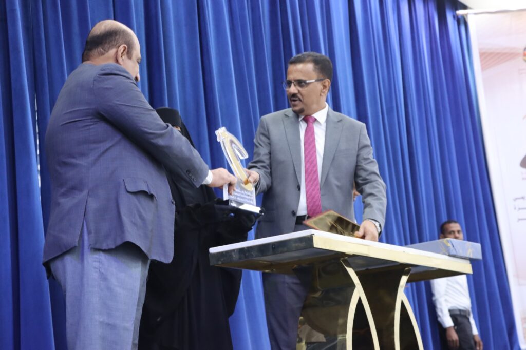 برعاية المحافظ بن ماضي .. الأمين العام لمحلي حضرموت يشهد ويكرم الفائزين بجائزة حضرموت للمعلم المتميز لعام 2025 برعاية المحافظ بن ماضي .. الأمين العام لمحلي حضرموت يشهد ويكرم الفائزين بجائزة حضرموت للمعلم المتميز لعام 2025