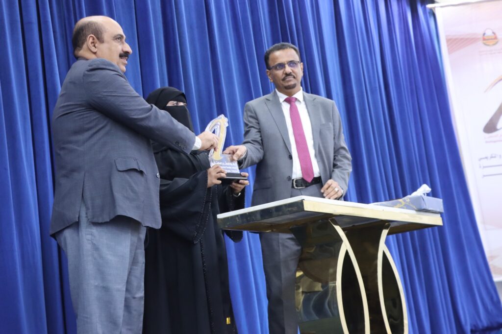 برعاية المحافظ بن ماضي .. الأمين العام لمحلي حضرموت يشهد ويكرم الفائزين بجائزة حضرموت للمعلم المتميز لعام 2025 برعاية المحافظ بن ماضي .. الأمين العام لمحلي حضرموت يشهد ويكرم الفائزين بجائزة حضرموت للمعلم المتميز لعام 2025