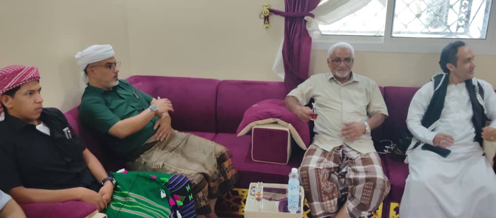 أعضاء من الجمعية الوطنية بالمجلس الإنتقالي وشيوخ ومقادمة قبائل حضرموت في ضيافة الشيخ احمد عيسى بن هرهره مقدم شمل قبائل يافع بني مالك حضرموت أعضاء من الجمعية الوطنية بالمجلس الإنتقالي وشيوخ ومقادمة قبائل حضرموت في ضيافة الشيخ احمد عيسى بن هرهره مقدم شمل قبائل يافع بني مالك حضرموت