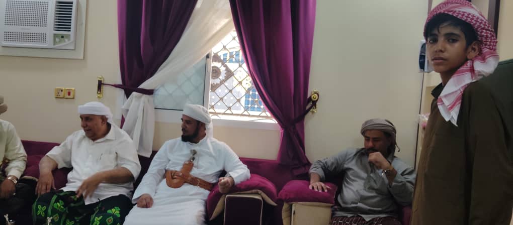أعضاء من الجمعية الوطنية بالمجلس الإنتقالي وشيوخ ومقادمة قبائل حضرموت في ضيافة الشيخ احمد عيسى بن هرهره مقدم شمل قبائل يافع بني مالك حضرموت أعضاء من الجمعية الوطنية بالمجلس الإنتقالي وشيوخ ومقادمة قبائل حضرموت في ضيافة الشيخ احمد عيسى بن هرهره مقدم شمل قبائل يافع بني مالك حضرموت