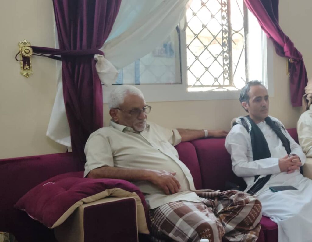 أعضاء من الجمعية الوطنية بالمجلس الإنتقالي وشيوخ ومقادمة قبائل حضرموت في ضيافة الشيخ احمد عيسى بن هرهره مقدم شمل قبائل يافع بني مالك حضرموت أعضاء من الجمعية الوطنية بالمجلس الإنتقالي وشيوخ ومقادمة قبائل حضرموت في ضيافة الشيخ احمد عيسى بن هرهره مقدم شمل قبائل يافع بني مالك حضرموت