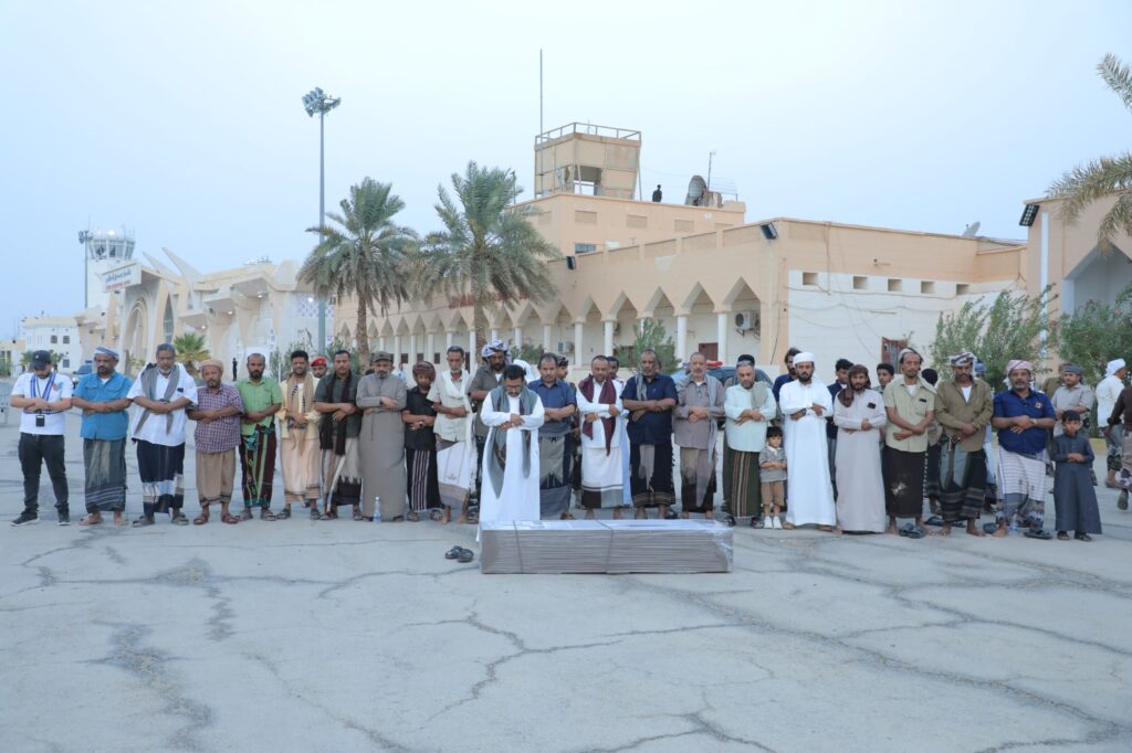 الوكيل العامري يتقدّم مستقبلي جثمان الفقيد سالم سعيد بن سالم بن سعيدان الجابري بمطار سيئون الدولي ويقدّم واجب العزاء الوكيل العامري يتقدّم مستقبلي جثمان الفقيد سالم سعيد بن سالم بن سعيدان الجابري بمطار سيئون الدولي ويقدّم واجب العزاء