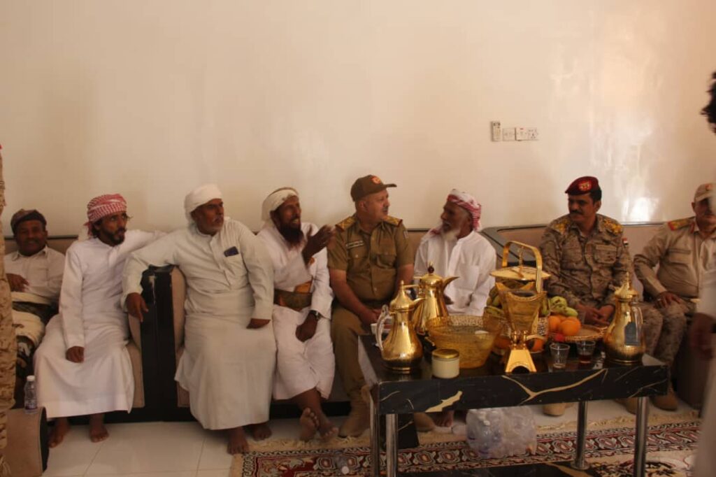 قيادة السلطة المحلية والمشايخ والاعيان في مديريتي رماه وثمود يؤكدون دعمهم لتحركات الجيش وقائد المنطقة العسكرية الأولى: " نحن وقبائل المناطق الصحراوية صفٌ واحد في مواجهة اعداء الوطن " . قيادة السلطة المحلية والمشايخ والاعيان في مديريتي رماه وثمود يؤكدون دعمهم لتحركات الجيش وقائد المنطقة العسكرية الأولى: " نحن وقبائل المناطق الصحراوية صفٌ واحد في مواجهة اعداء الوطن " .