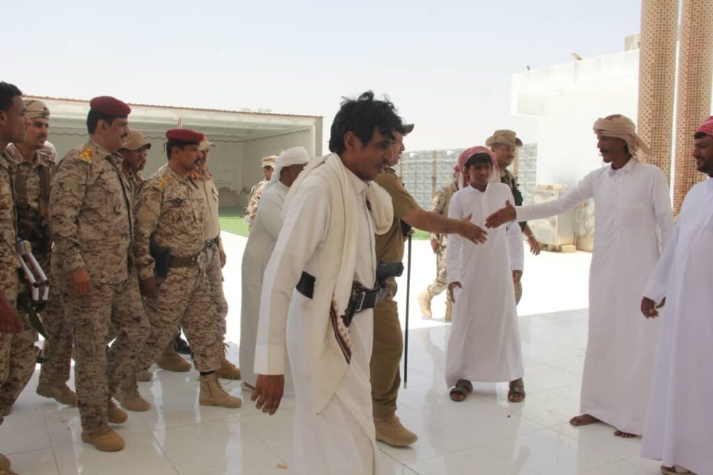 قيادة السلطة المحلية والمشايخ والاعيان في مديريتي رماه وثمود يؤكدون دعمهم لتحركات الجيش وقائد المنطقة العسكرية الأولى: " نحن وقبائل المناطق الصحراوية صفٌ واحد في مواجهة اعداء الوطن " . قيادة السلطة المحلية والمشايخ والاعيان في مديريتي رماه وثمود يؤكدون دعمهم لتحركات الجيش وقائد المنطقة العسكرية الأولى: " نحن وقبائل المناطق الصحراوية صفٌ واحد في مواجهة اعداء الوطن " .