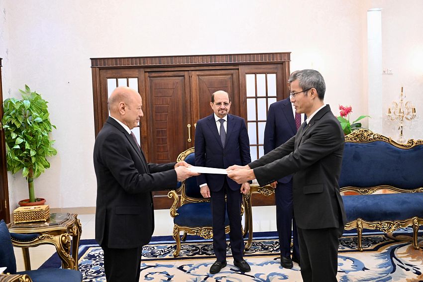 العليمي يتسلم أوراق اعتماد عدد من سفراء الدول الشقيقة والصديقة العليمي يتسلم أوراق اعتماد عدد من سفراء الدول الشقيقة والصديقة