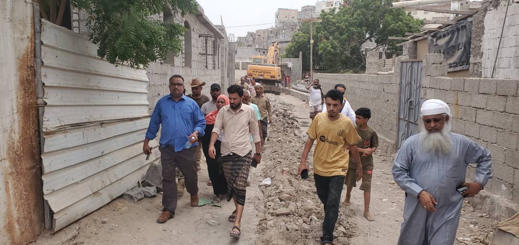 القاضي وجدي محمد الشعبي يتفقد سير العمل في مشروع الصرف الصحي الجديد بمنطقة الحي السياسي بمنطقه الفتح بالتواهي القاضي وجدي محمد الشعبي يتفقد سير العمل في مشروع الصرف الصحي الجديد بمنطقة الحي السياسي بمنطقه الفتح بالتواهي