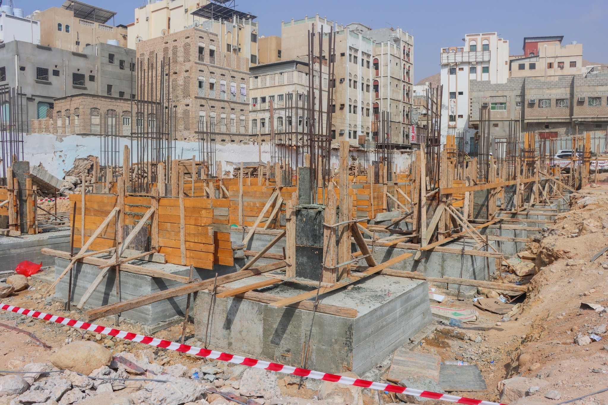 بتمويل من البرنامج السعودي لتنمية وإعمار اليمن .. أمين عام محلي حضرموت يضع حجر الأساس لمشروع إنشاء وتجهيز مدرسة سمية للتعليم الأساسي بالمكلا بتمويل من البرنامج السعودي لتنمية وإعمار اليمن .. أمين عام محلي حضرموت يضع حجر الأساس لمشروع إنشاء وتجهيز مدرسة سمية للتعليم الأساسي بالمكلا