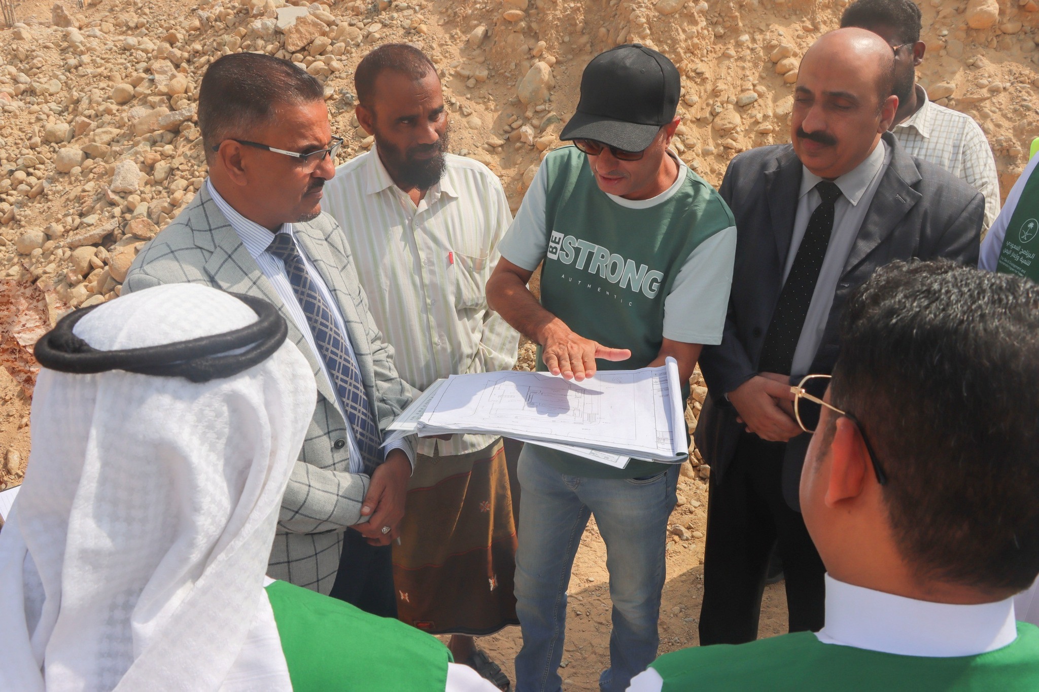 بتمويل من البرنامج السعودي لتنمية وإعمار اليمن .. أمين عام محلي حضرموت يضع حجر الأساس لمشروع إنشاء وتجهيز مدرسة سمية للتعليم الأساسي بالمكلا بتمويل من البرنامج السعودي لتنمية وإعمار اليمن .. أمين عام محلي حضرموت يضع حجر الأساس لمشروع إنشاء وتجهيز مدرسة سمية للتعليم الأساسي بالمكلا