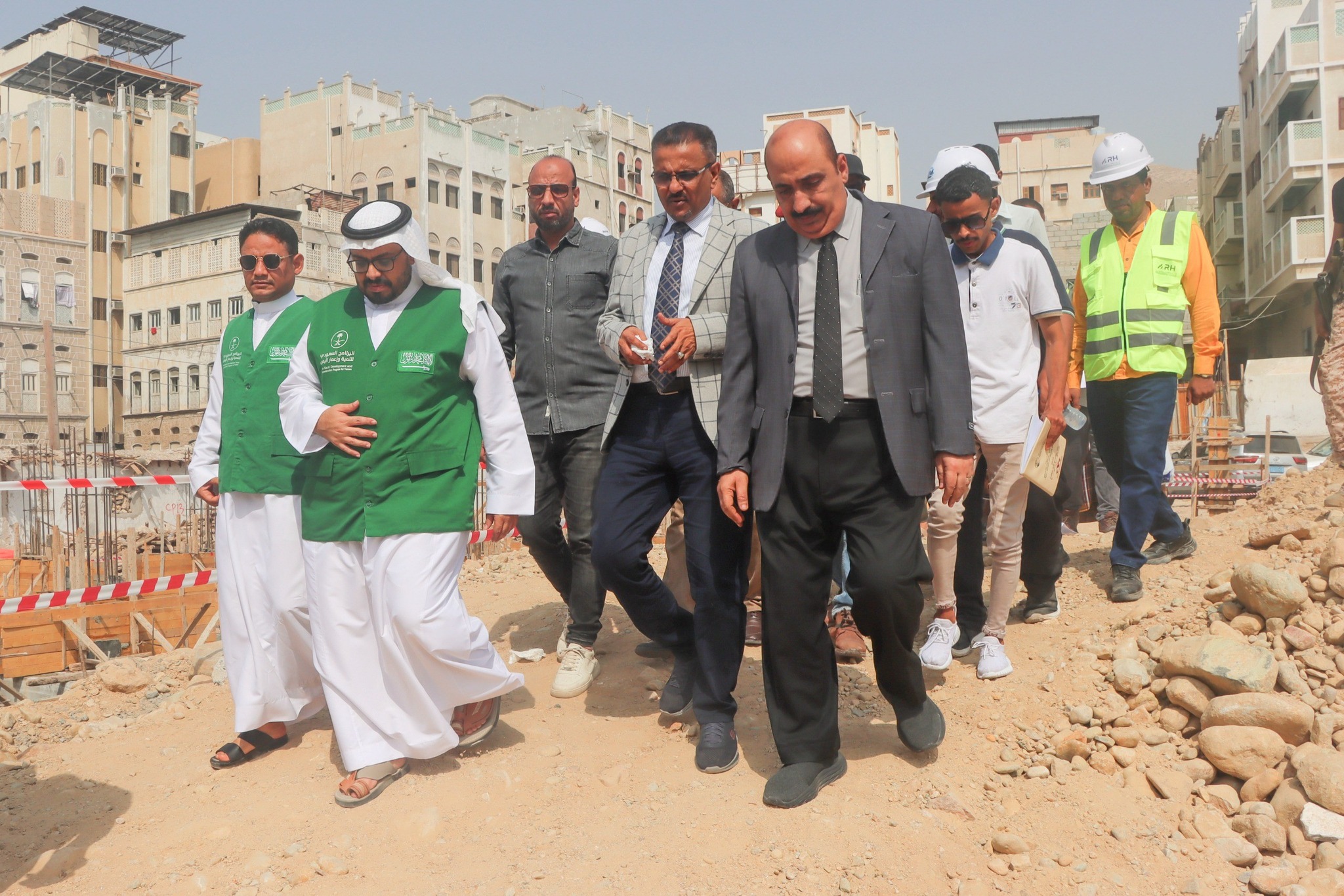 بتمويل من البرنامج السعودي لتنمية وإعمار اليمن .. أمين عام محلي حضرموت يضع حجر الأساس لمشروع إنشاء وتجهيز مدرسة سمية للتعليم الأساسي بالمكلا بتمويل من البرنامج السعودي لتنمية وإعمار اليمن .. أمين عام محلي حضرموت يضع حجر الأساس لمشروع إنشاء وتجهيز مدرسة سمية للتعليم الأساسي بالمكلا