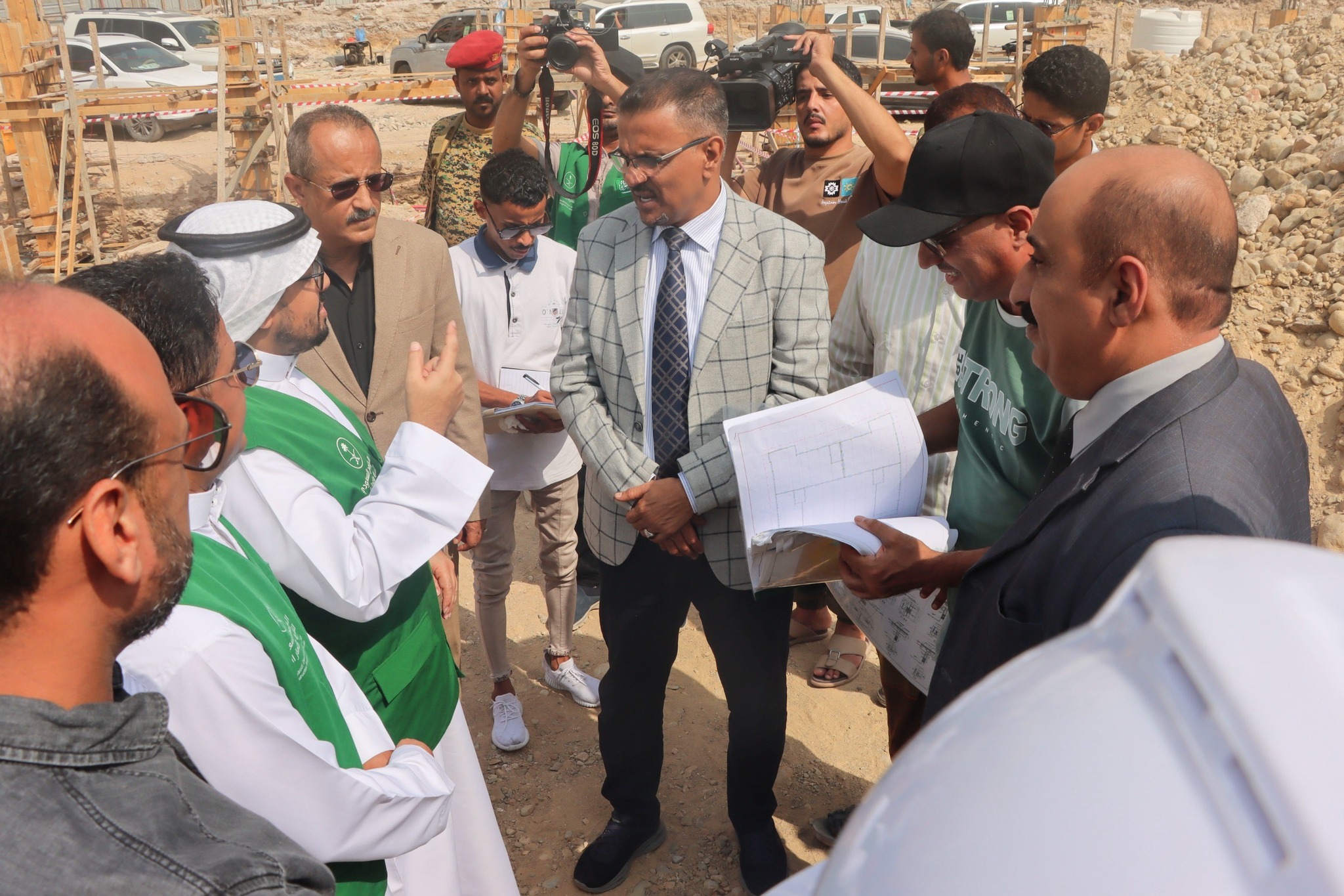 بتمويل من البرنامج السعودي لتنمية وإعمار اليمن .. أمين عام محلي حضرموت يضع حجر الأساس لمشروع إنشاء وتجهيز مدرسة سمية للتعليم الأساسي بالمكلا بتمويل من البرنامج السعودي لتنمية وإعمار اليمن .. أمين عام محلي حضرموت يضع حجر الأساس لمشروع إنشاء وتجهيز مدرسة سمية للتعليم الأساسي بالمكلا