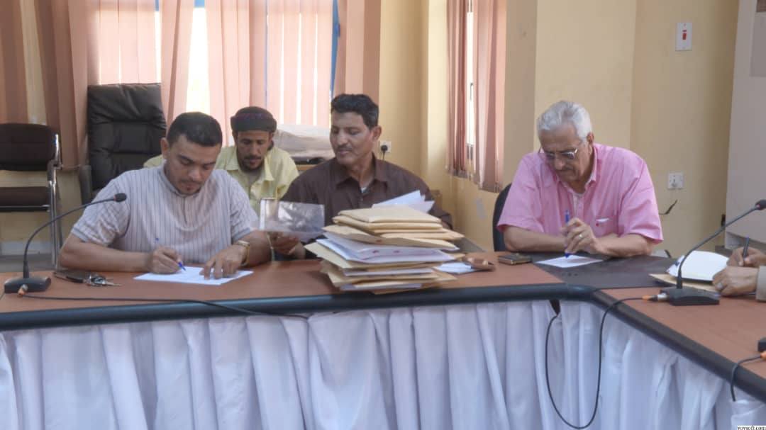 الأمين العام لمحلي حضرموت يُشرف على فتح مظاريف مشروع استكمال وترميم سور جامعة حضرموت منطقة فلك الأمين العام لمحلي حضرموت يُشرف على فتح مظاريف مشروع استكمال وترميم سور جامعة حضرموت منطقة فلك